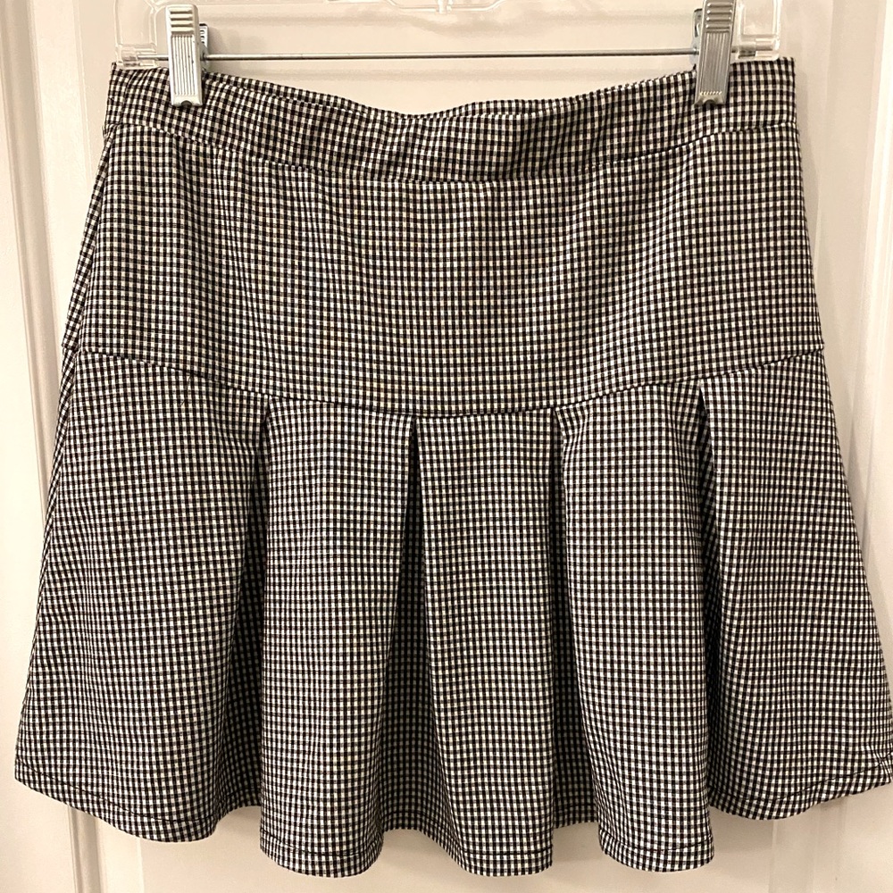 LAST CHANCE! EUC Women’s Black and White Plaid Pleated Mini Skirt Size L